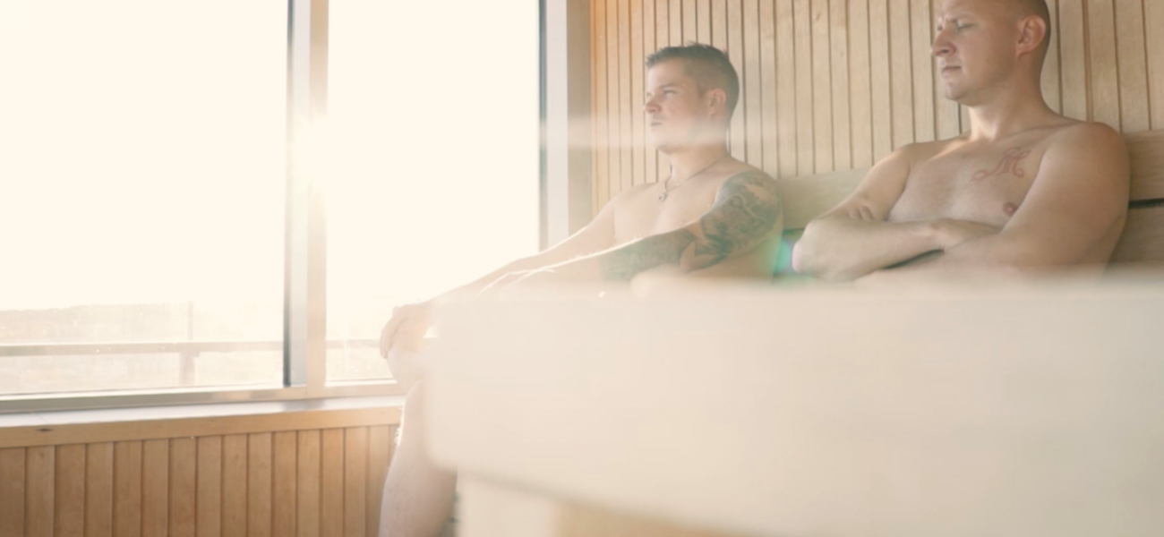 Lielahden sauna, kaksi miestä saunassa, iso ikkuna, aurinkoinen