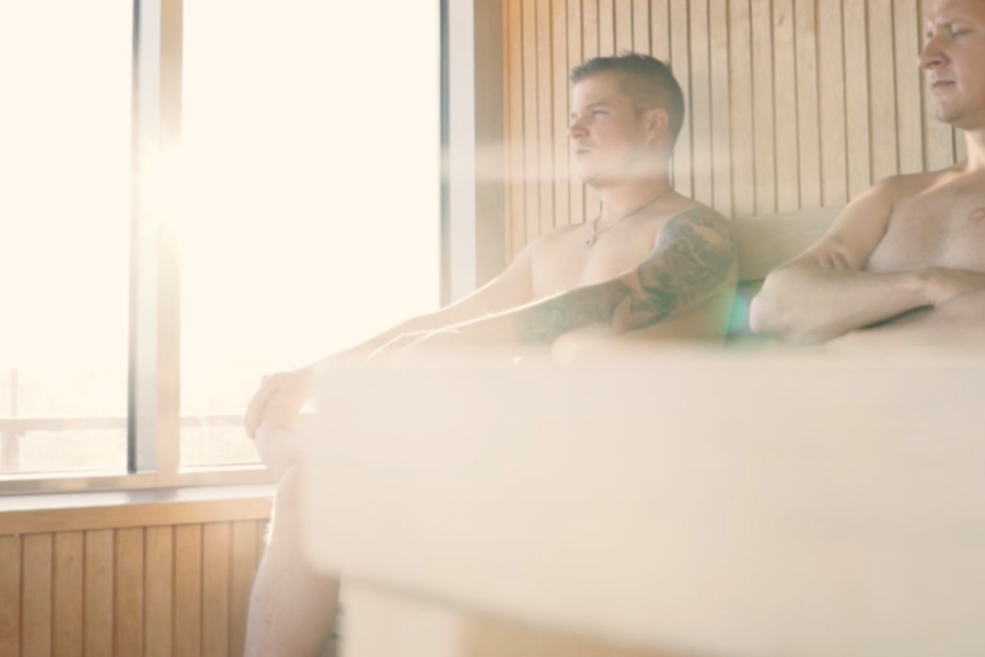 Lielahden sauna, kaksi miestä saunassa, iso ikkuna, aurinkoinen